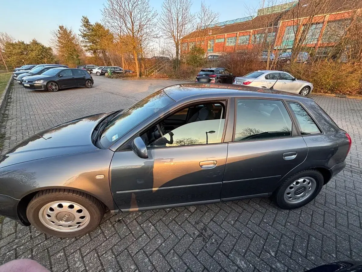 Używany Audi A3 Attraction 102 KM (75 kW) 2002 Szary Hatchback