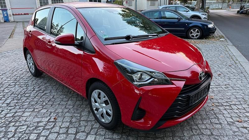 Rot Gebraucht 2018 Toyota Yaris Comfort Limousine | 9.990 € (Guter Preis) - Bild 1/4