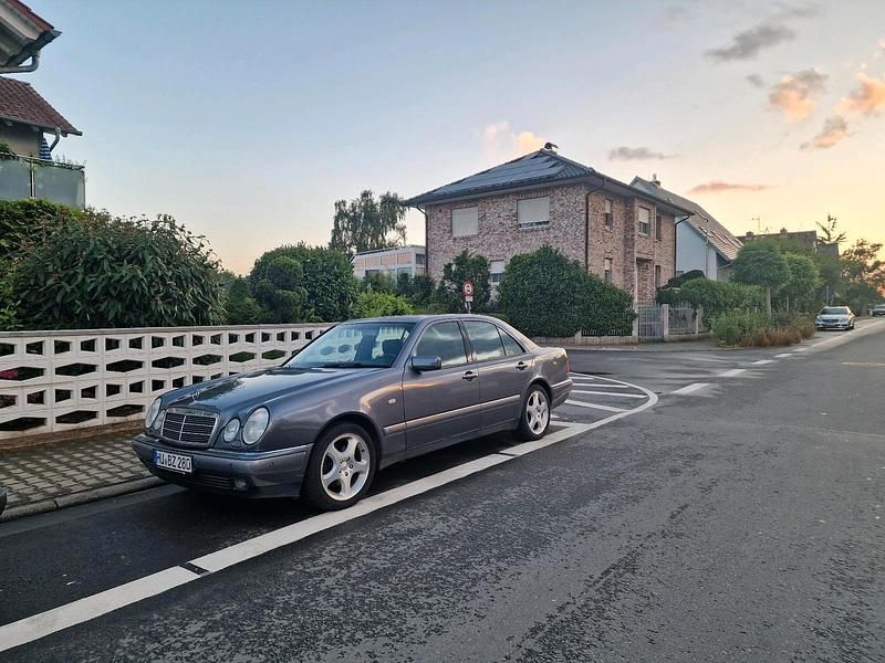 Grau Gebraucht 1999 Mercedes E280 Limousine | 6.199 € (Fairer Preis) - Bild 1/4