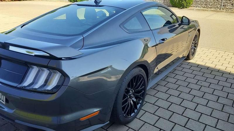 Grau Gebraucht 2021 Ford Mustang GT Fastback Coupé | 43.900 € (Fairer Preis) - Bild 1/4