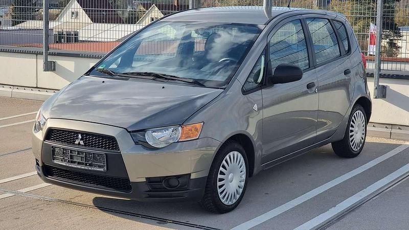 Brillantgrau (m) Gebraucht 2009 Mitsubishi Colt Inform Limousine | 4.250 € (Fairer Preis) - Bild 1/4