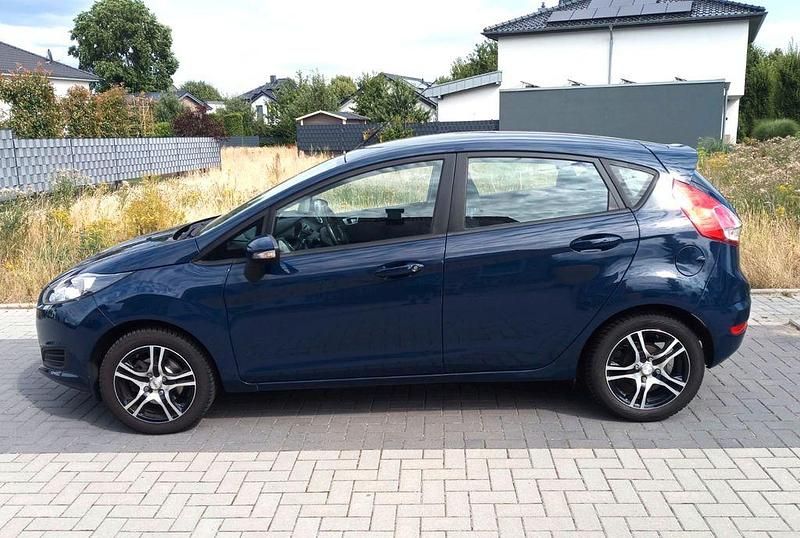 Blau Gebraucht 2015 Ford Fiesta Trend Kleinwagen | 6.250 € (Fairer Preis) - Bild 1/4