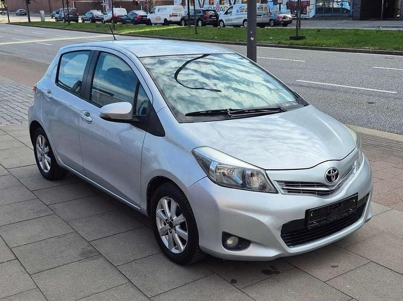 Gebraucht Toyota Yaris Cool 99 PS (72 kW) 2012 Silber Kleinwagen