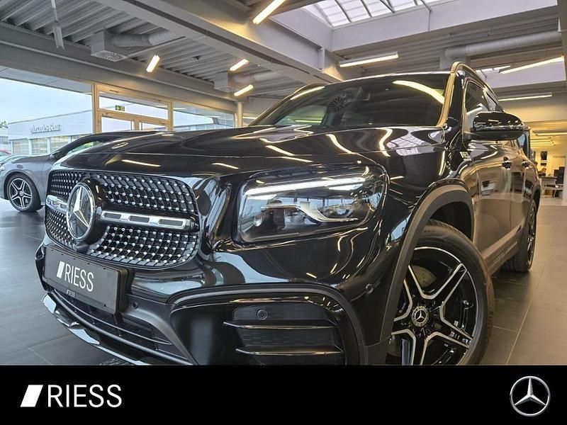 Metalliclack kosmosschwarz Gebraucht 2025 Mercedes GLB220 SUV | 57.777 € - Bild 1/4