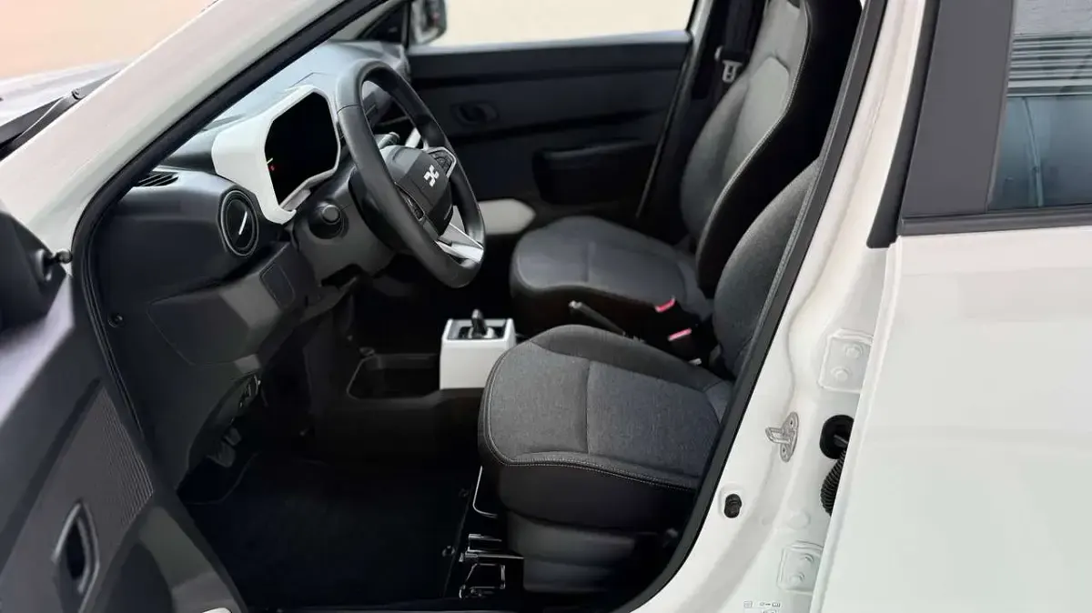 Gebraucht Dacia Spring Essentiel 33 kW (45 PS) 2025 Polarweiss Kleinwagen