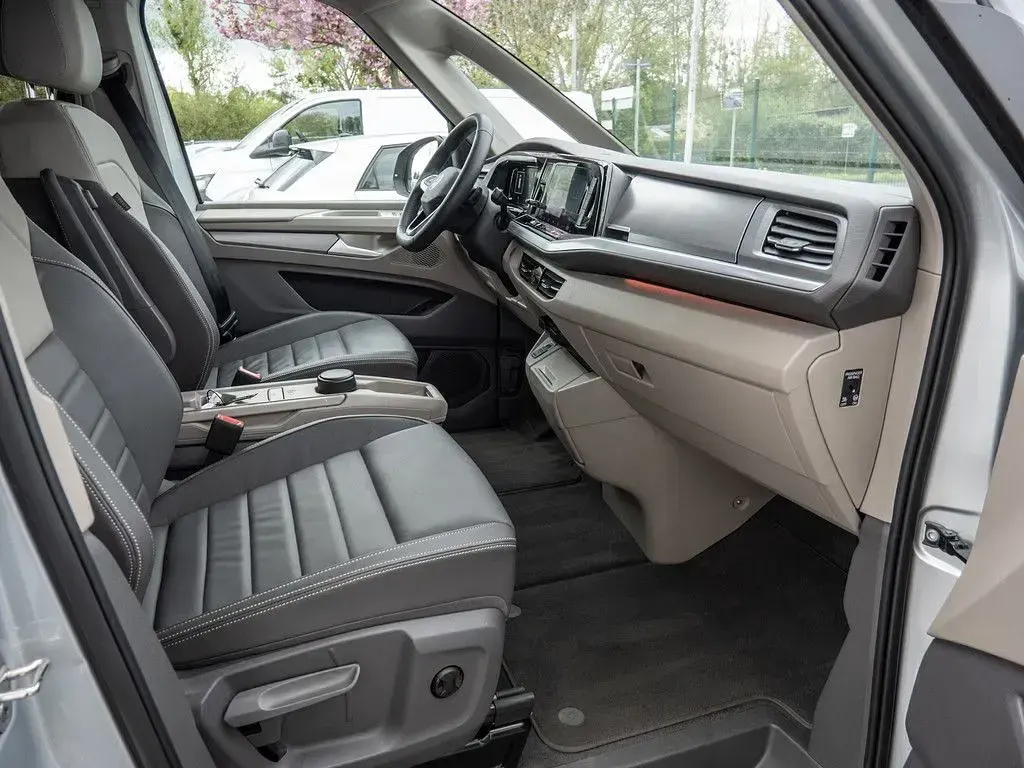 Gebraucht VW T7 150 PS (110 kW) 2024 Silber Van