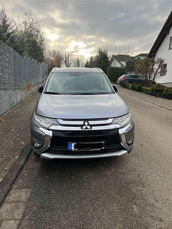 Grau Gebraucht 2018 Mitsubishi Outlander Edition SUV | 15.500 € (Guter Preis) - Bild 1/4