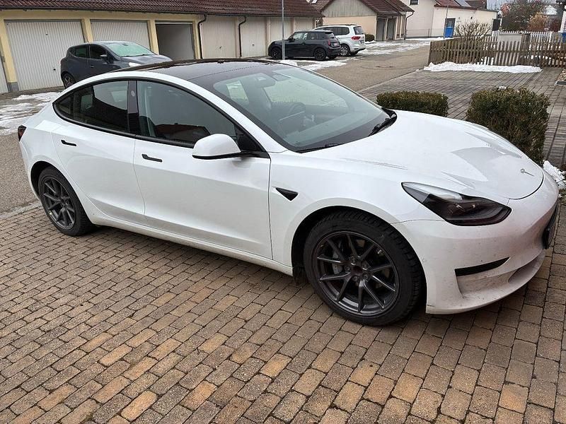 Gebraucht Tesla Model 3 Standard Range 239 kW (325 PS) 2022 Weiß Limousine