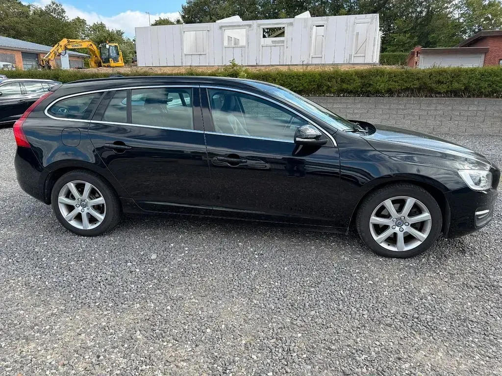 Gebraucht Volvo V60 Momentum 190 PS (139 kW) 2018 Schwarz Kombi