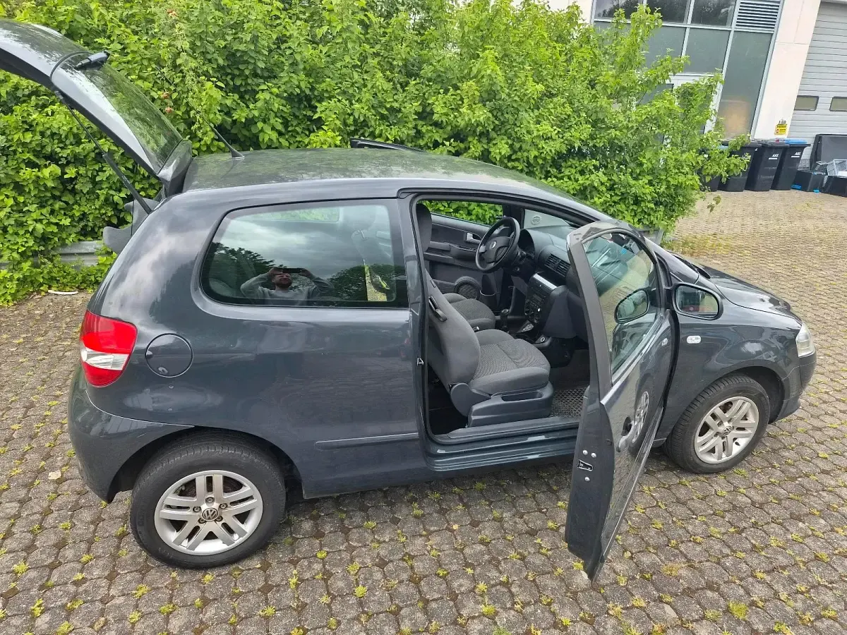Gebraucht VW Fox 55 PS (40 kW) 2010 Schwarz Kleinwagen