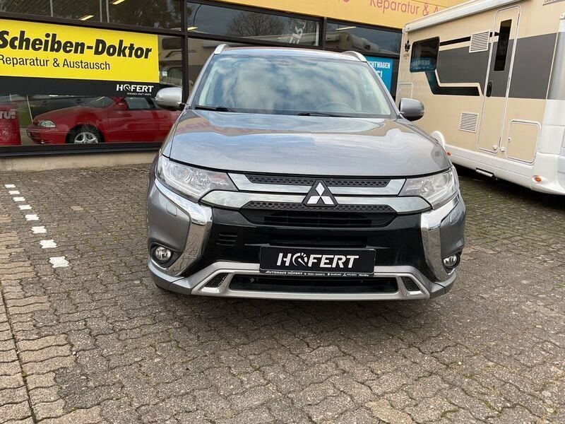 Grau Gebraucht 2019 Mitsubishi Outlander P-HEV Basis SUV | 22.900 € (Fairer Preis) - Bild 1/4