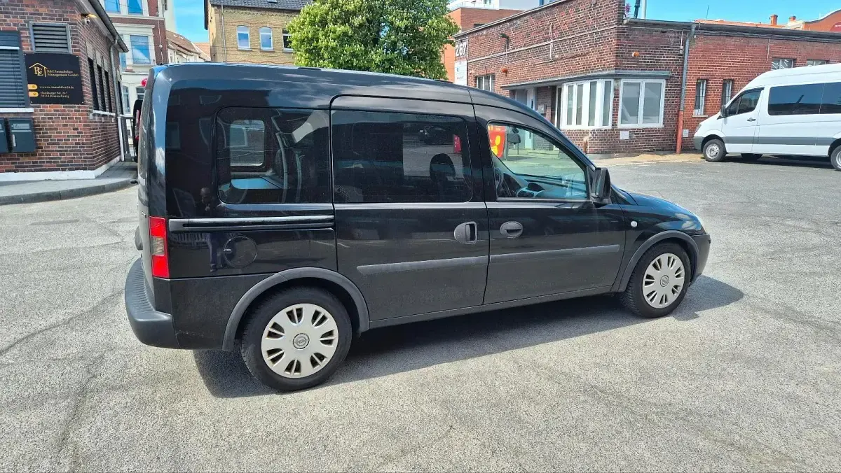 Używany Opel Combo 100 KM (73 kW) 2005 Czarny Minivan