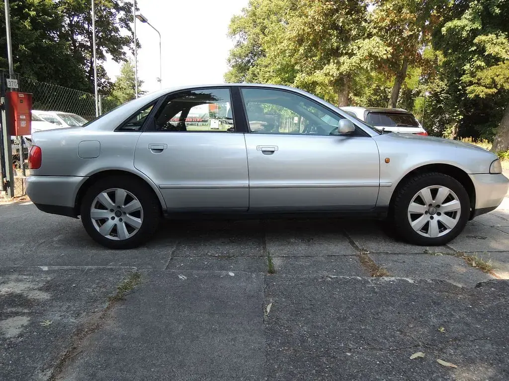 Gebraucht Audi A4 125 PS (91 kW) 1997 Silber Limousine