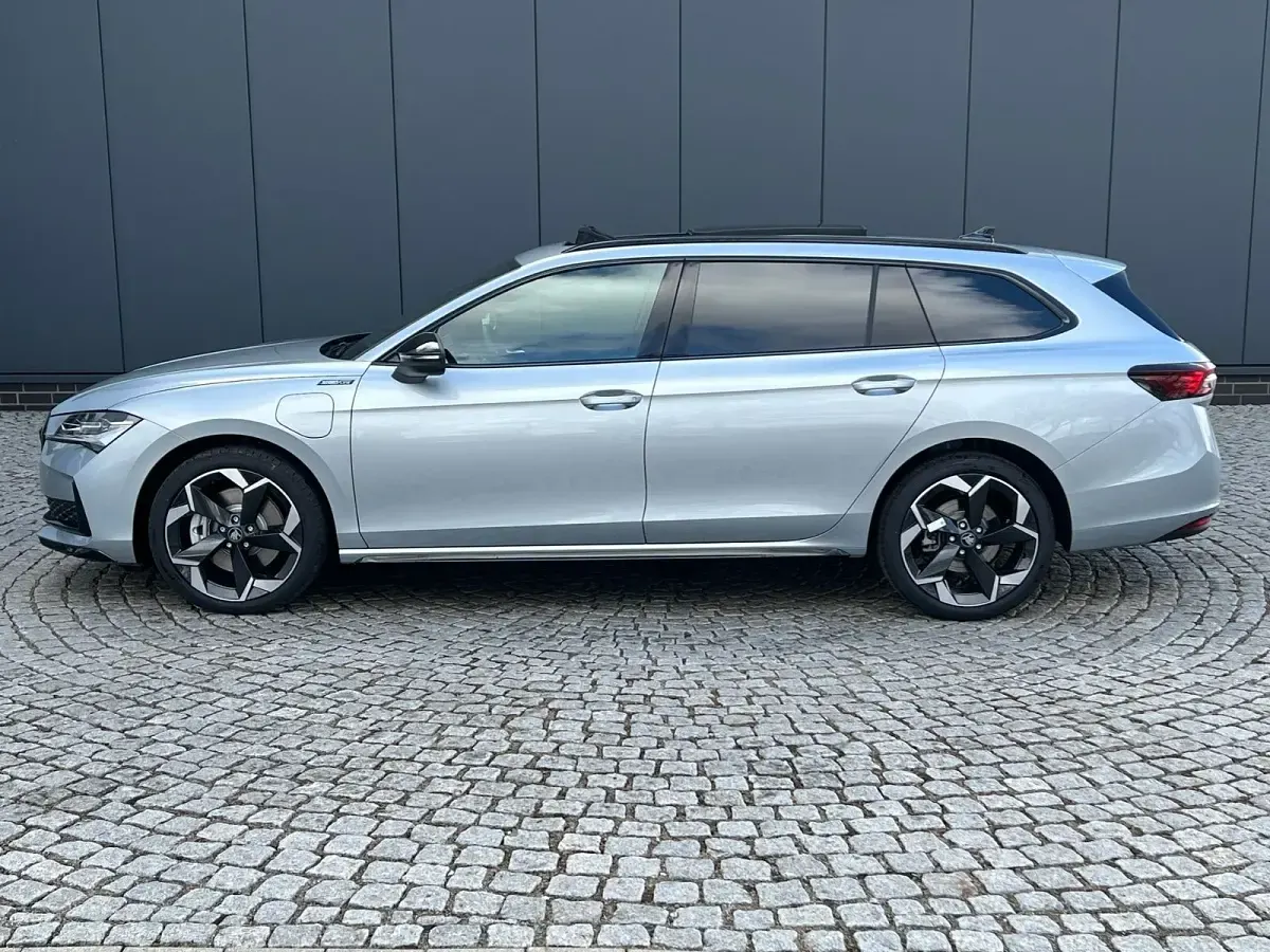 Neu Skoda Superb SportLine 204 PS (150 kW) 2026 Aluminiumsilber metallic Kombi