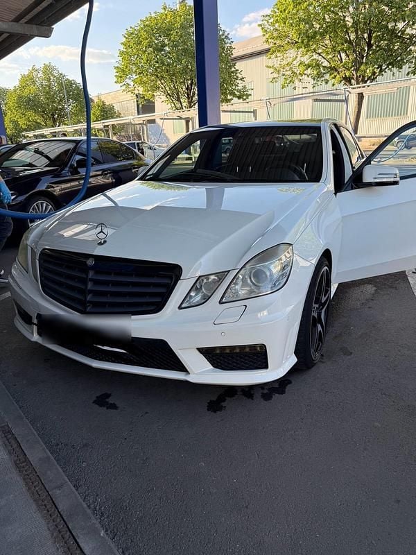 Weiß Gebraucht 2009 Mercedes E350 AMG Limousine | 23.000 € - Bild 1/4