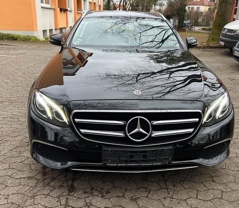 Schwarz Gebraucht 2018 Mercedes E200 Kombi | 19.800 € (Fairer Preis) - Bild 1/4