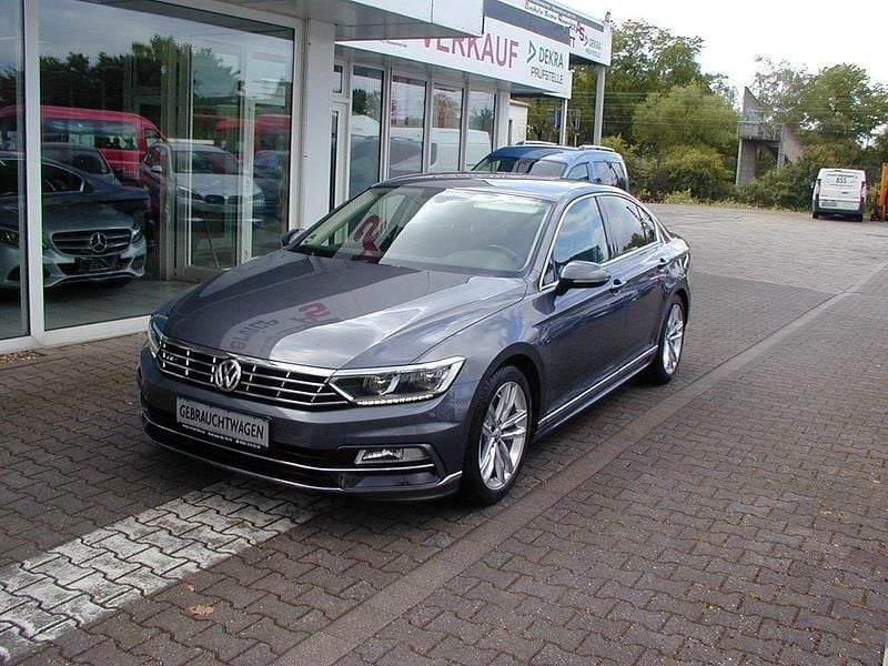 Grau Gebraucht 2016 VW Passat Highline Limousine | 16.440 € (Fairer Preis) - Bild 1/4