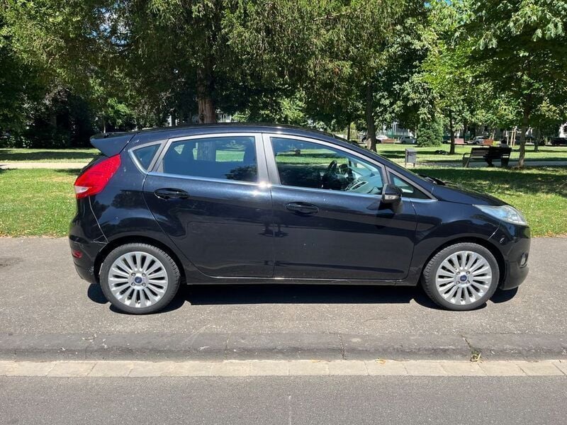 Schwarz Gebraucht 2009 Ford Fiesta Titanium Kleinwagen | 3.700 € (Fairer Preis) - Bild 1/4