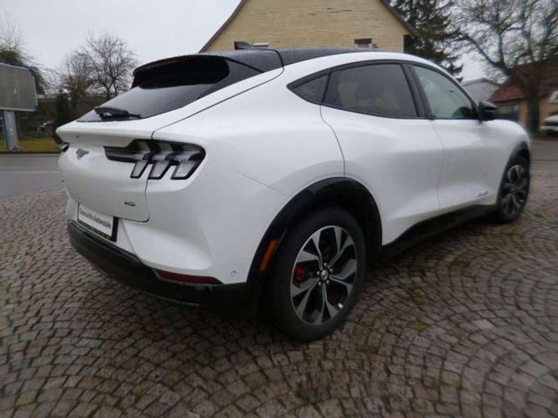 Gebraucht Ford Mustang Mach-E 258 kW (351 PS) 2021 Starweiß metallic SUV