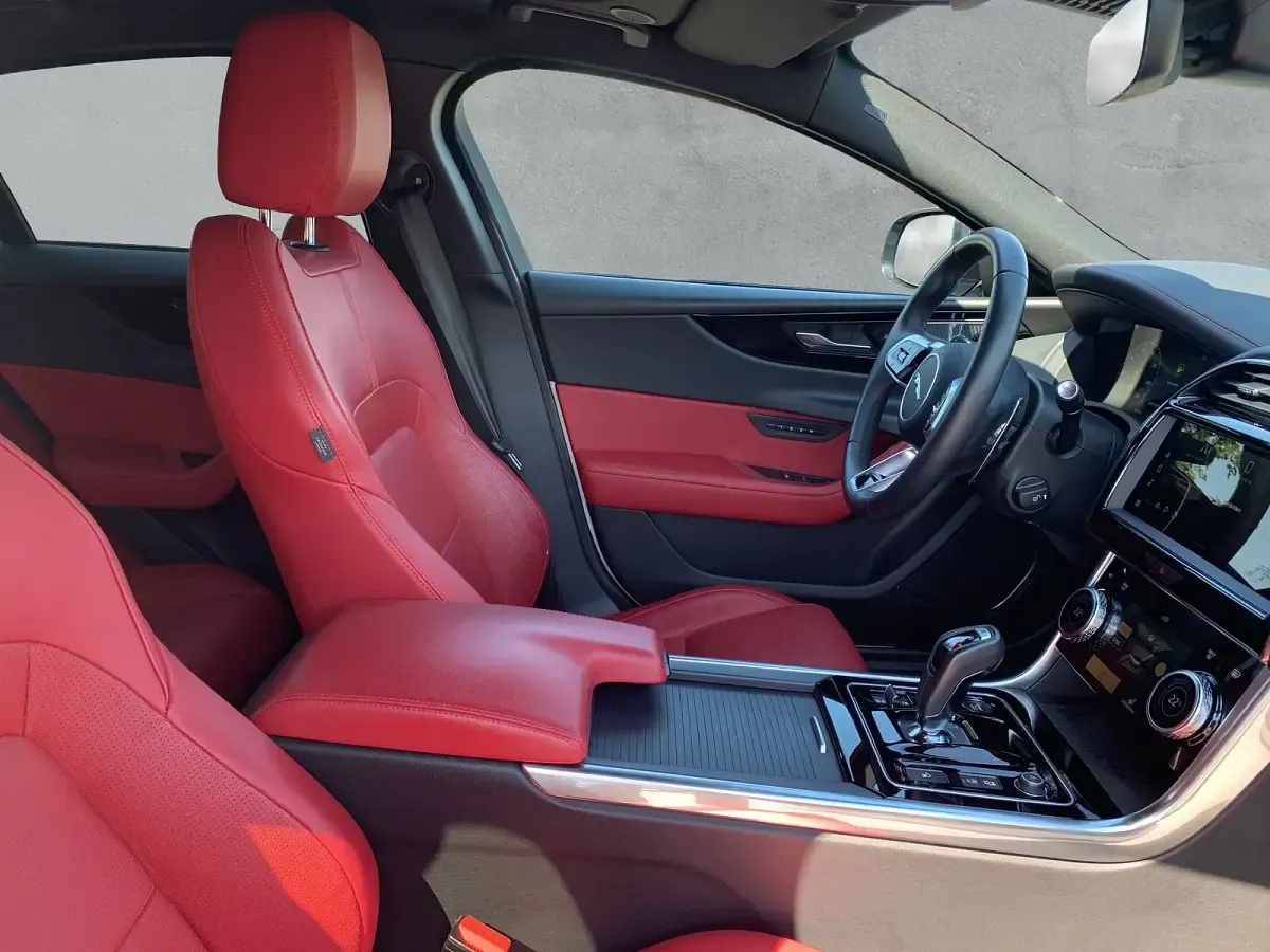 Gebraucht Jaguar XE R-Dynamic 250 PS (183 kW) 2023 Weiß Limousine