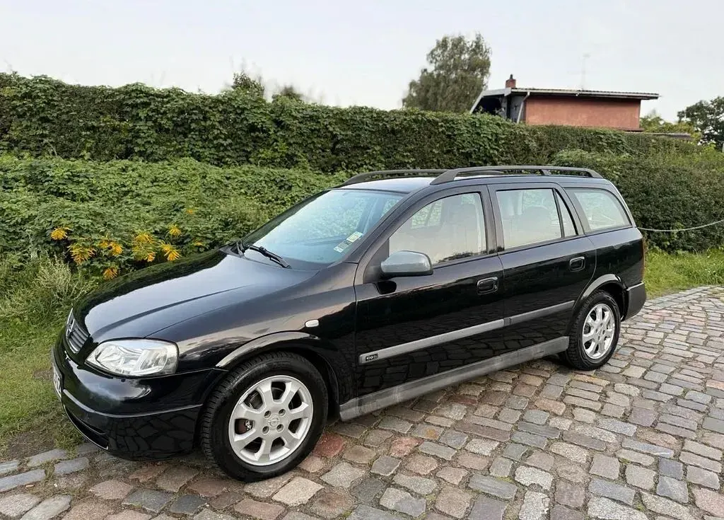 Używany Opel Astra Njoy 101 KM (74 kW) 2003 Czarny Sedan/Limuzyna