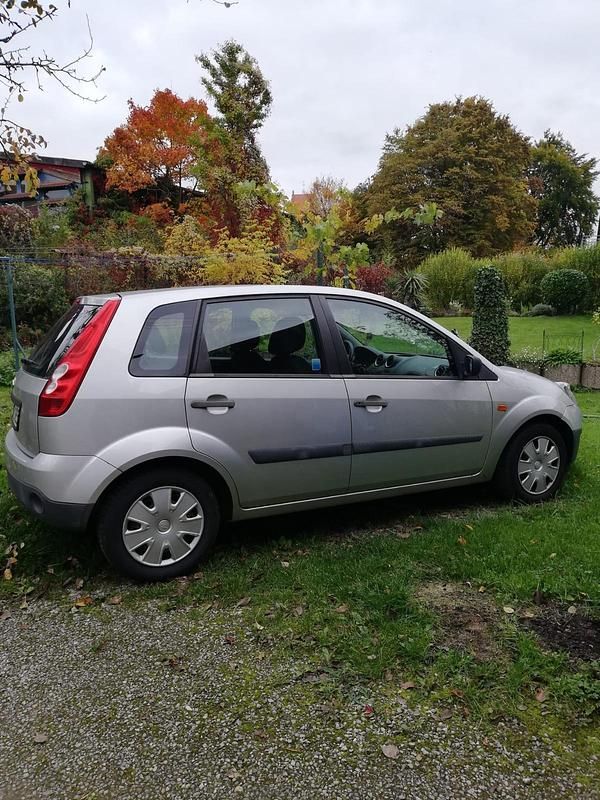 Silber Gebraucht 2005 Ford Fiesta Kleinwagen | 400 € (Superpreis) - Bild 1/4