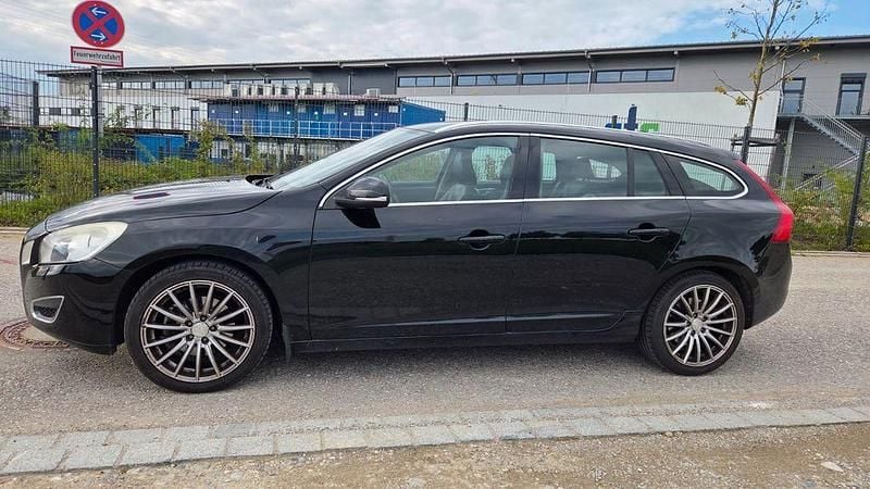 Gebraucht Volvo V60 Summum 179 PS (131 kW) 2011 Schwarz Kombi