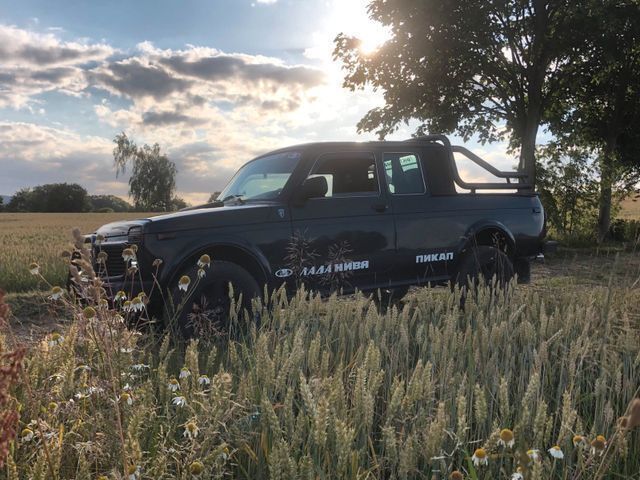 Grün Gebraucht 2015 Lada niva SUV | 17.555 € - Bild 1/4