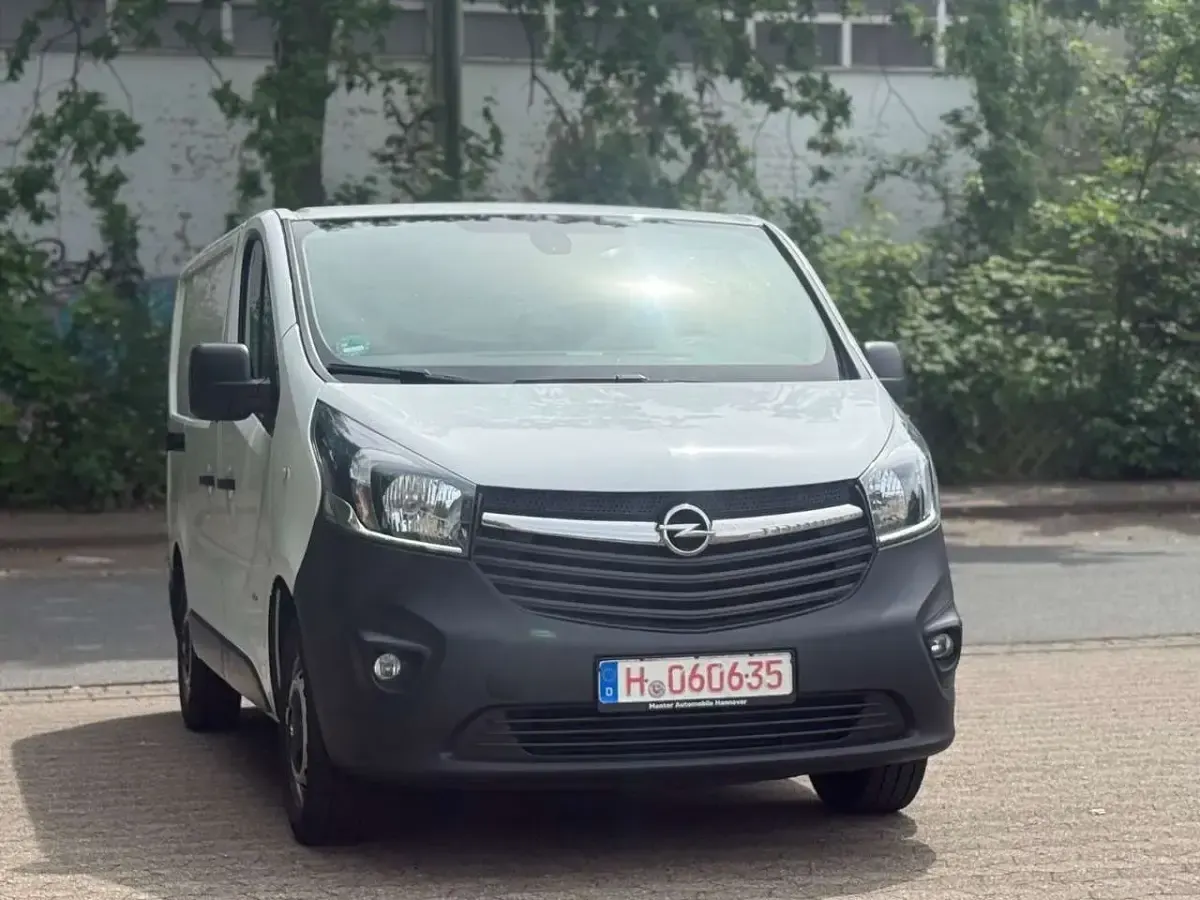 Gebraucht Opel Vivaro 120 PS (88 kW) 2017 Weiß Van / Kleinbus