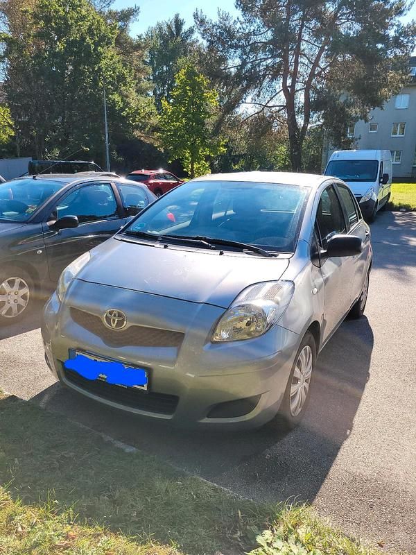 Grau Gebraucht 2009 Toyota Yaris Kleinwagen | 2.450 € (Guter Preis) - Bild 1/4