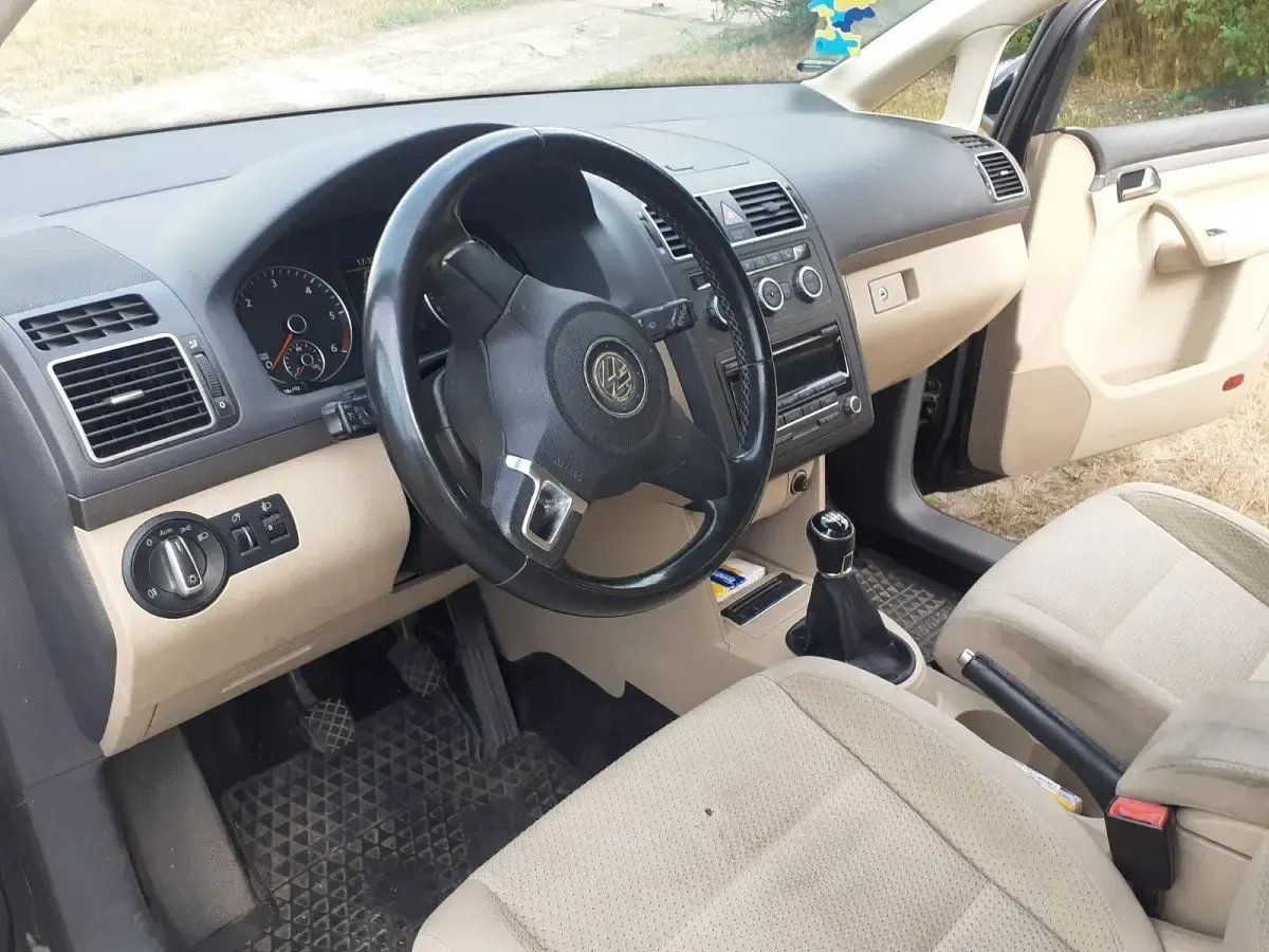 Gebraucht VW Touran Trendline 105 PS (77 kW) 2012 Schwarz Van / Kleinbus