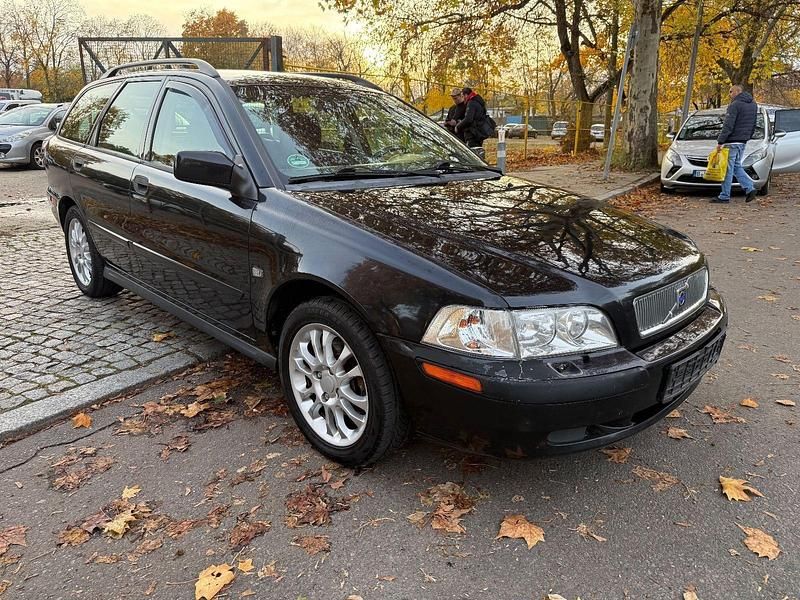 Schwarz Gebraucht 2003 Volvo V40 Standard Kombi | 2.800 € (Teuer) - Bild 1/4