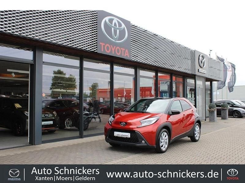 3u4)/ black mica (209) (rot Gebraucht 2022 Toyota Aygo Pulse Kleinwagen | 13.250 € (Guter Preis) - Bild 1/3