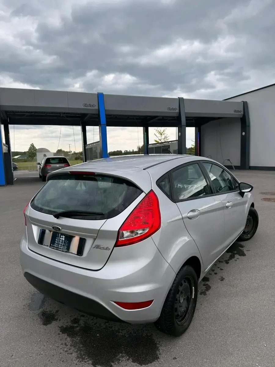 Gebraucht Ford Fiesta 82 PS (60 kW) 2012 Silber Kleinwagen
