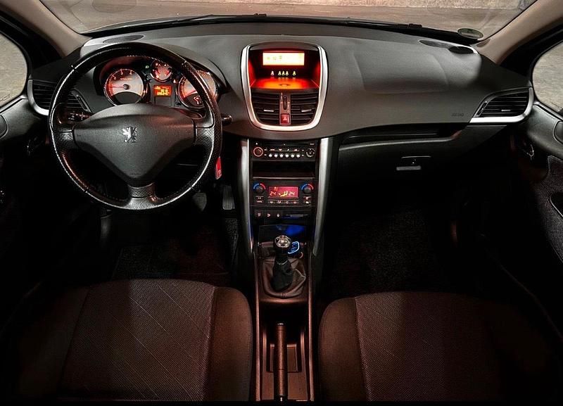 Gebraucht Peugeot 207 90 PS (66 kW) 2006 Silber Limousine