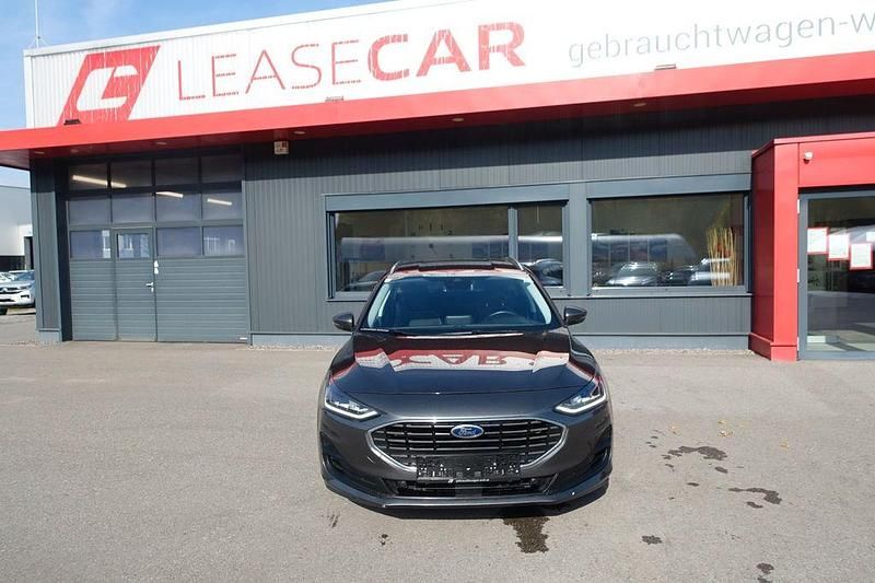 Grau Gebraucht 2022 Ford Focus Titanium Limousine | 13.548 € (Superpreis) - Bild 1/4