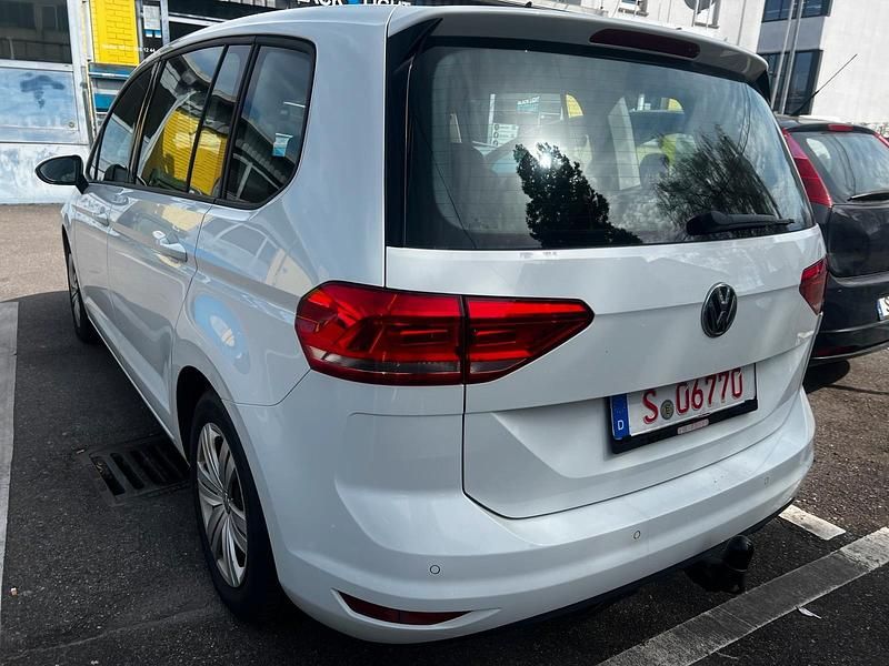 Gebraucht VW Touran Trendline 110 PS (80 kW) 2016 Pure white Van / Kleinbus