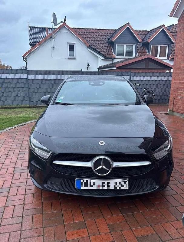 Schwarz Gebraucht 2020 Mercedes A200 Kleinwagen | 24.499 € (Fairer Preis) - Bild 1/4