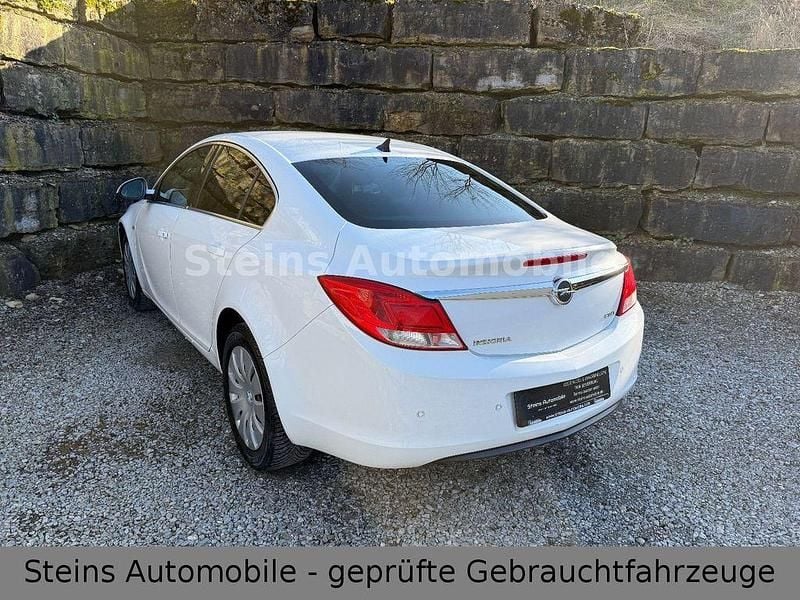 Gebraucht Opel Insignia Edition 131 PS (96 kW) 2012 Weiß Limousine