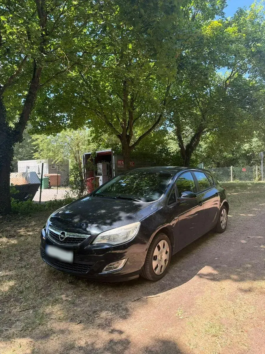 Gebraucht Opel Astra 140 PS (102 kW) 2012 Schwarz Kleinwagen