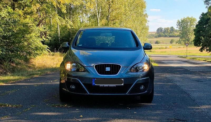 Grau Gebraucht 2015 Seat Altea Van / Kleinbus | 7.990 € (Etwas zu teuer) - Bild 1/4