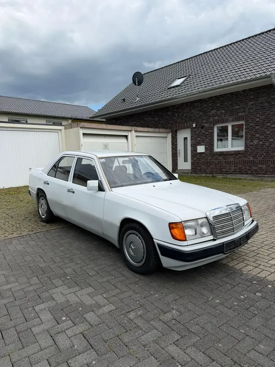 Gebraucht Mercedes E230 130 PS (95 kW) 1991 Weiß Limousine