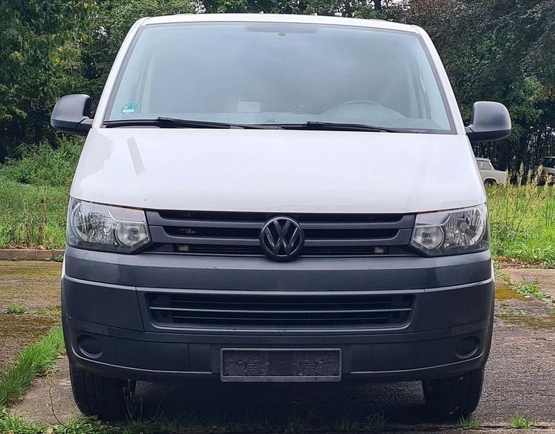 Weiß Gebraucht 2015 VW Caravelle Trendline Van / Kleinbus | 13.900 € (Guter Preis) - Bild 1/4