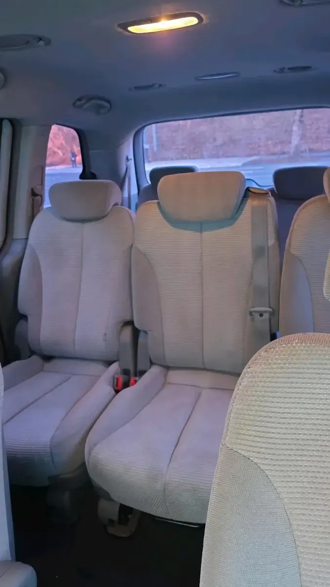 Gebraucht Kia Carnival 185 PS (136 kW) 2009 Silber Van / Kleinbus