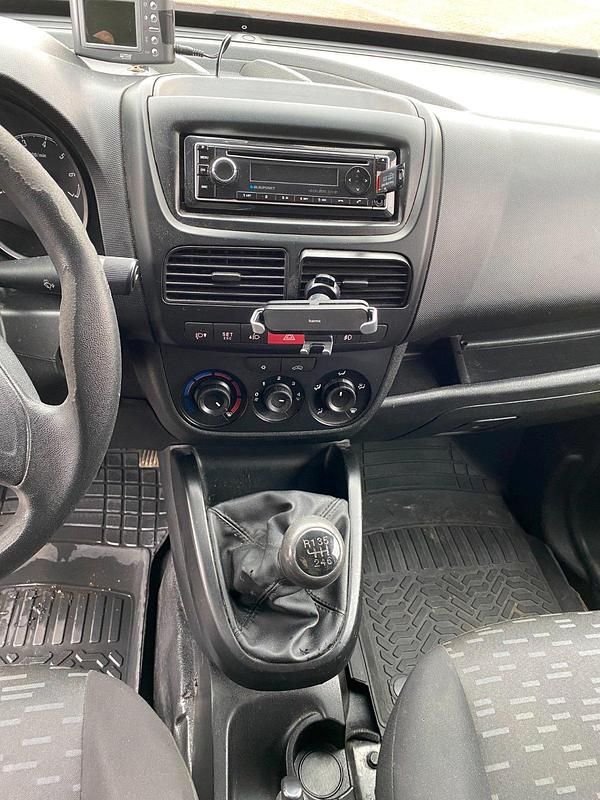 Gebraucht Opel Combo 105 PS (77 kW) 2012 Silber Van / Kleinbus