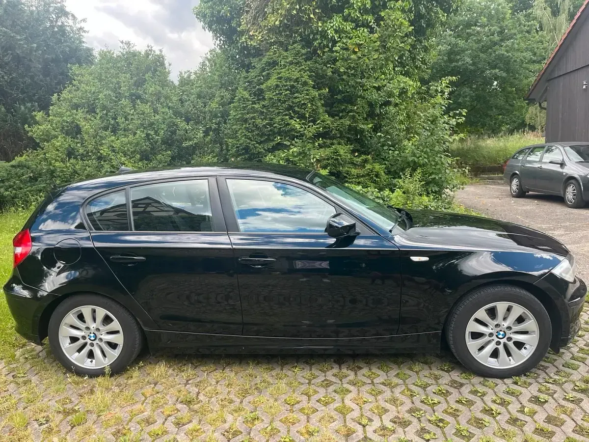 Gebraucht BMW 116 122 PS (89 kW) 2011 Schwarz Kleinwagen