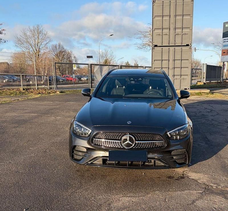Grau Gebraucht 2020 Mercedes E300 AMG line Limousine | 27.000 € (Fairer Preis) - Bild 1/4