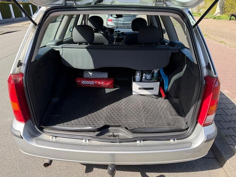 Używany Ford Focus Finesse 116 KM (85 kW) 2003 Szary Hatchback