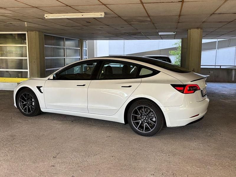 Weiß Gebraucht 2021 Tesla Model 3 Standard Range Plus Limousine | 22.999 € (Guter Preis) - Bild 1/4