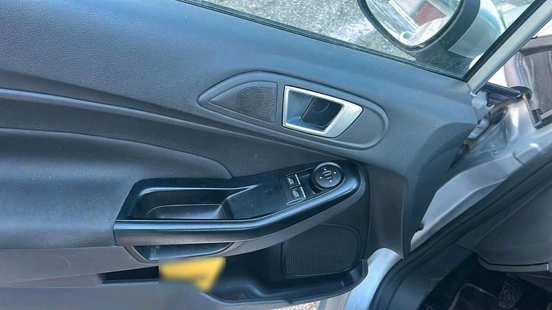 Gebraucht Ford Fiesta 101 PS (74 kW) 2015 Silber Kleinwagen
